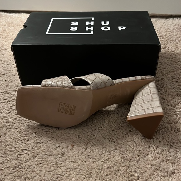 Shu Shop Eartha Taupe Croco heels - Picture 2 of 5